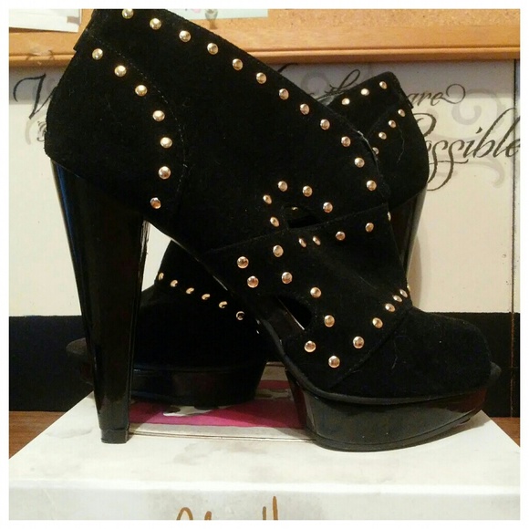 Steve Madden Shoes - Steve Madden P Diem Gold Studded Heels